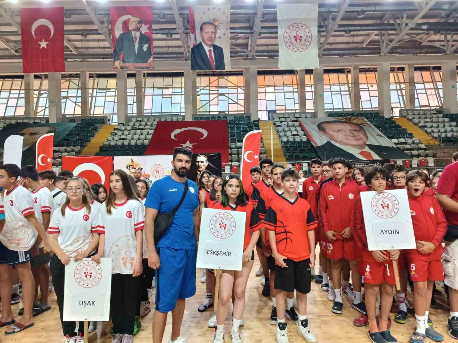 Eskişehirli genç basketbolcular Muğla’da bölge birincisi oldu