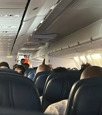 ABD'de skandal olay! Kliması çalışmayan uçak 4 saat pistte bekledi, yolcular bayıldı