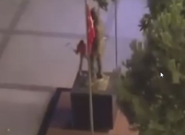 Trabzon'da Atatürk heykeline balyozlu saldırı! O anın görüntüleri de var