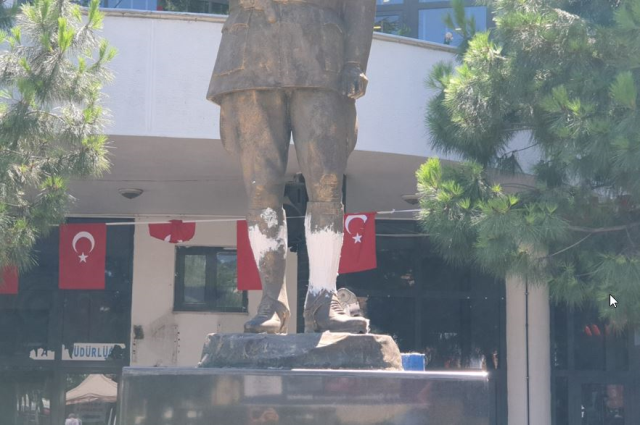 Trabzon'da Atatürk heykeline balyozlu saldırı! O anın görüntüleri de var