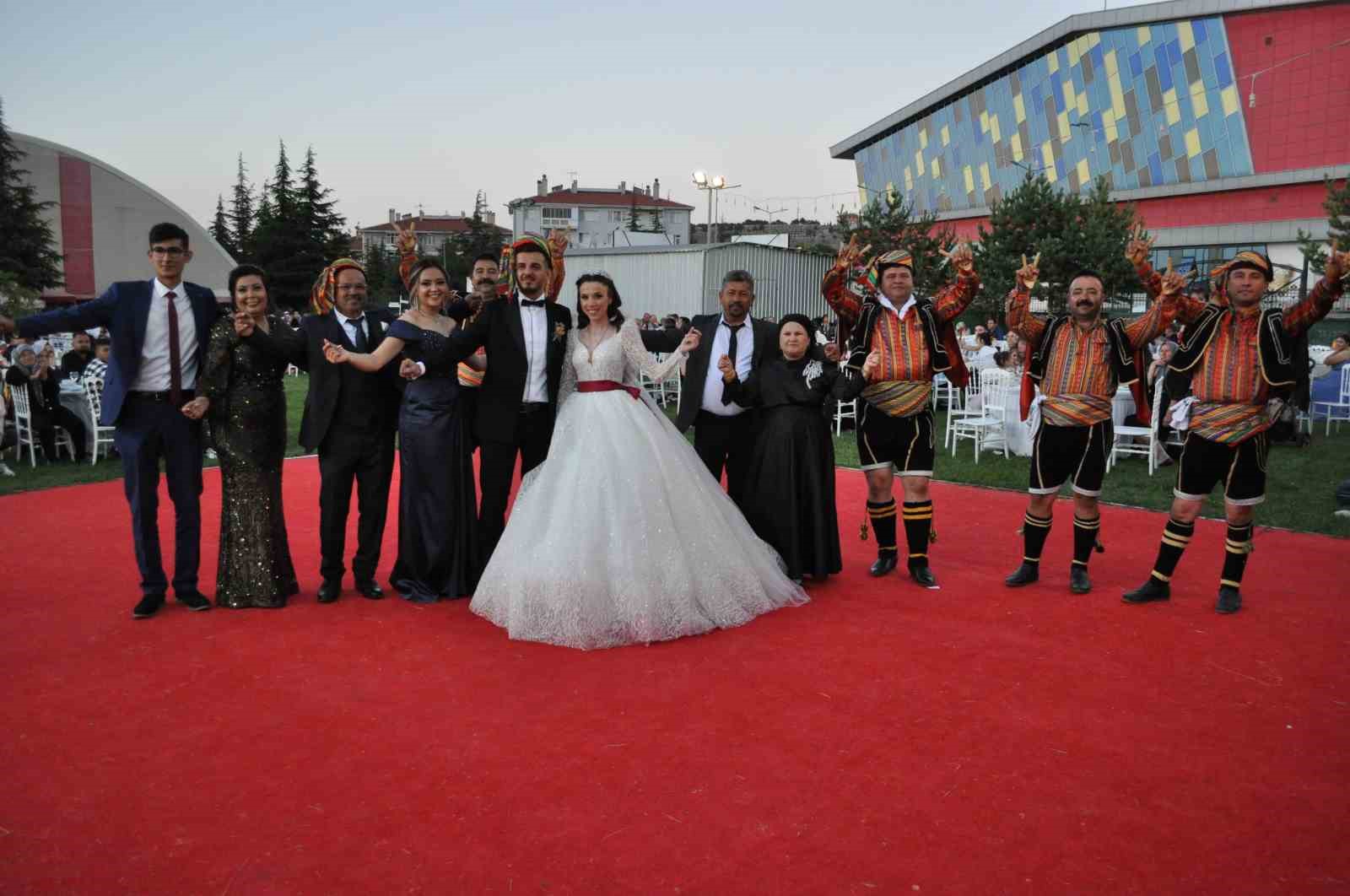 Eskişehir’de zeybek kültürünü devam ettiren efeler günde 5 düğüne gidiyor