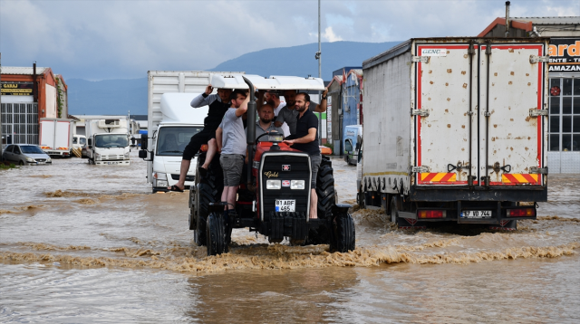 Karadeniz'de sel felaketinden etkilenen işverenler ve sigortalılar için prim ödemeleri ertelendi
