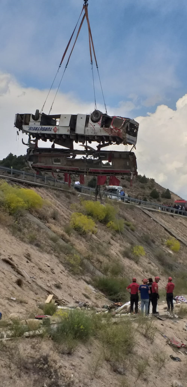 Kars'ta yolcu otobüsünün viyadükten uçtuğu kazada hayatını kaybedenlerin sayısı 8'e yükseldi