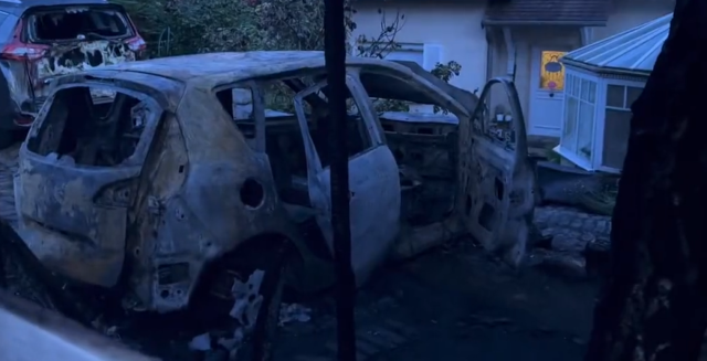 Protestocular belediye başkanının evini yanan bir araçla hedef aldı! Eşi ve çocukları yaralandı
