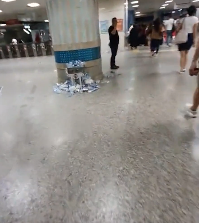 Yenikapı Metro İstasyonu'nda tepki çeken görüntü! Çöpler her yere saçıldı