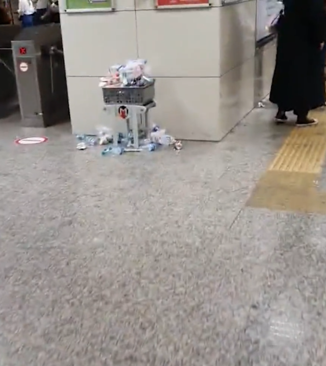 Yenikapı Metro İstasyonu'nda tepki çeken görüntü! Çöpler her yere saçıldı