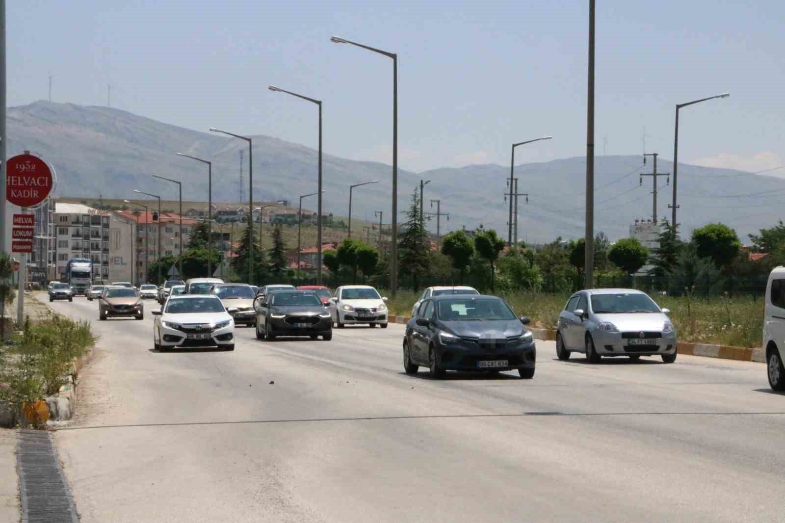 Afyonkarahisar-Antalya kara yolunda tatil dönüşü yoğunluğu