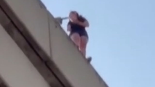Genç kız 33 katlı otelin çatısından kendine boşluğa bıraktı! Şans eseri hayatta kaldı