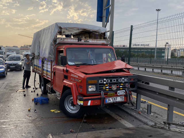 Otomobil, meyve yüklü kamyonete arkadan çarptı: 2 ölü