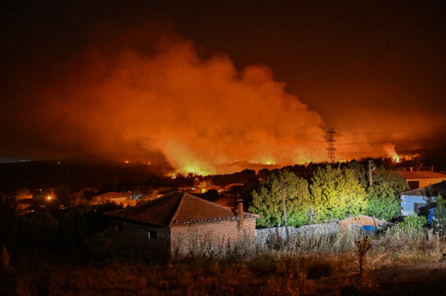 İzmir, Çanakkale ve Antalya cayır cayır yanıyor! Yerleşim yerleri boşaltıldı, gelen kareler yürek yakıyor