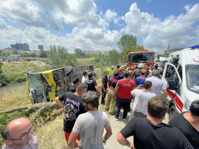 Bursa'da devrilen halk otobüsü dereye uçmaktan son anda kurtuldu: 10 yaralı