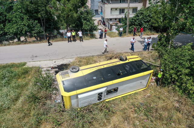 Bursa'da devrilen halk otobüsü dereye uçmaktan son anda kurtuldu: 10 yaralı