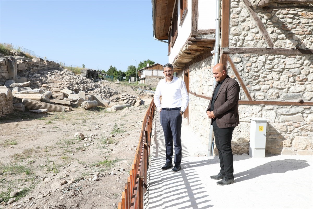 Çavdarhisar Aizanoi Antik Kenti’ndeki yok olmaya yüz tutan tarihi konaklar kurtarıldı