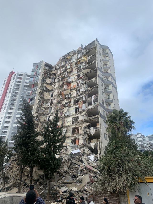 12 kişiye mezar olmuştu! Deprem bölgesi için emsal teşkil eden Mete Apartmanı davasında ilk celsede tahliye kararı