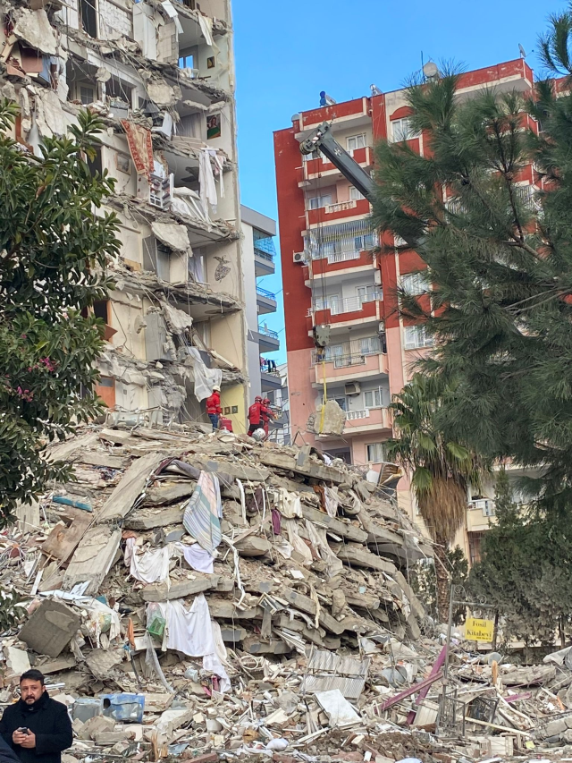 12 kişiye mezar olmuştu! Deprem bölgesi için emsal teşkil eden Mete Apartmanı davasında ilk celsede tahliye kararı