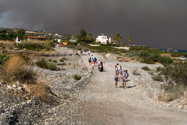 Rodos Adası'nda kabus! Alevlerin sardığı binlerce turist limanlarda tahliye bekliyor