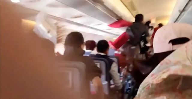 Türbülansa giren uçaktaki yolcular tavana fırladı: 2 yaralı