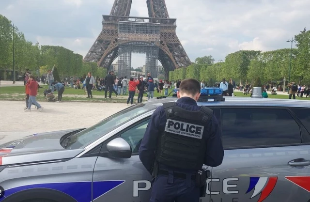 Eiffel Kulesinin dibinde 27 yaşındaki kadın 5 kişinin tecavüzüne uğradı