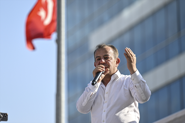 Tanju Özcan, CHP Genel Merkezi önünde Kılıçdaroğlu'nu hedef aldı: Yeter artık, kurultayda aday olmayacağını açıkla