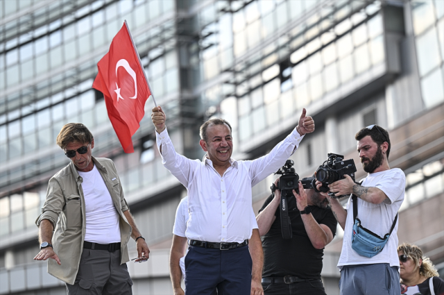 Tanju Özcan, CHP Genel Merkezi önünde Kılıçdaroğlu'nu hedef aldı: Yeter artık, kurultayda aday olmayacağını açıkla