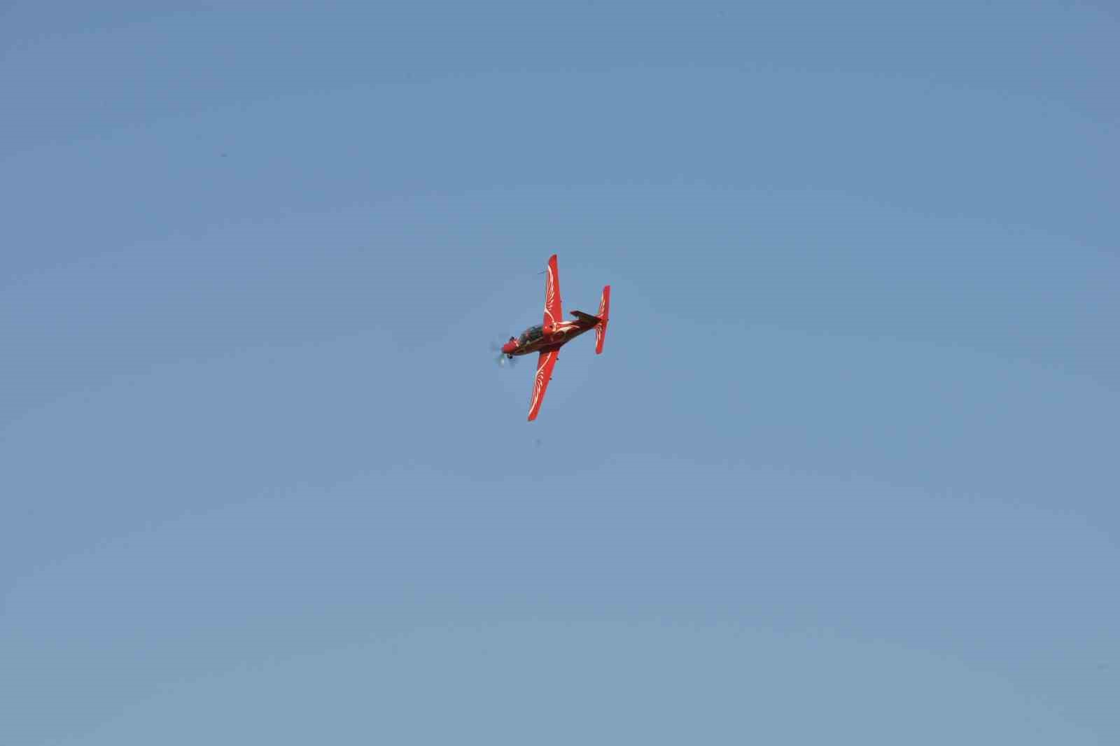 Türkiye’nin ilk kadın akrobasi pilotu ve yerli uçağımız Hürkuş izleyenleri mest etti