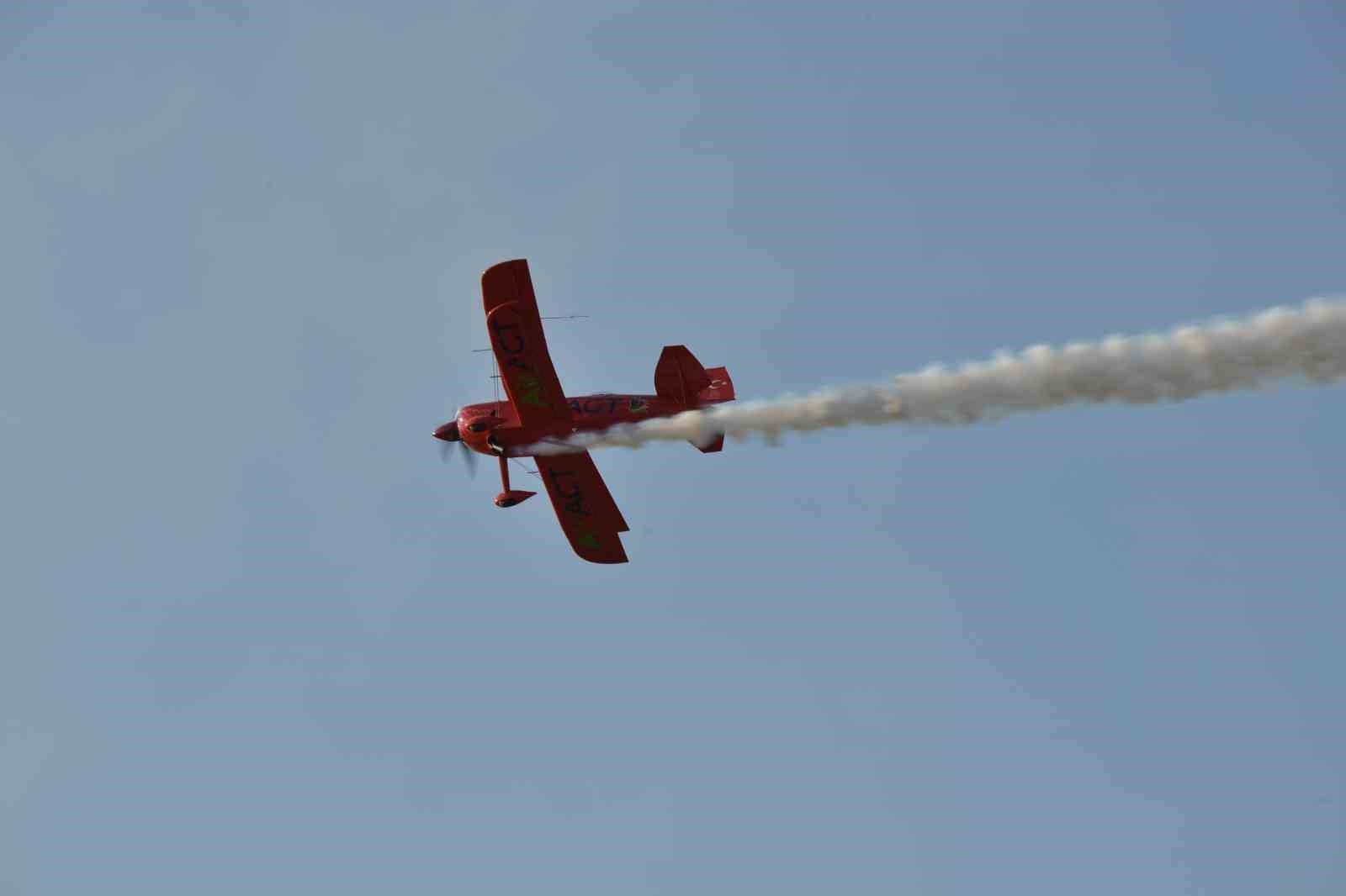 Türkiye’nin ilk kadın akrobasi pilotu ve yerli uçağımız Hürkuş izleyenleri mest etti