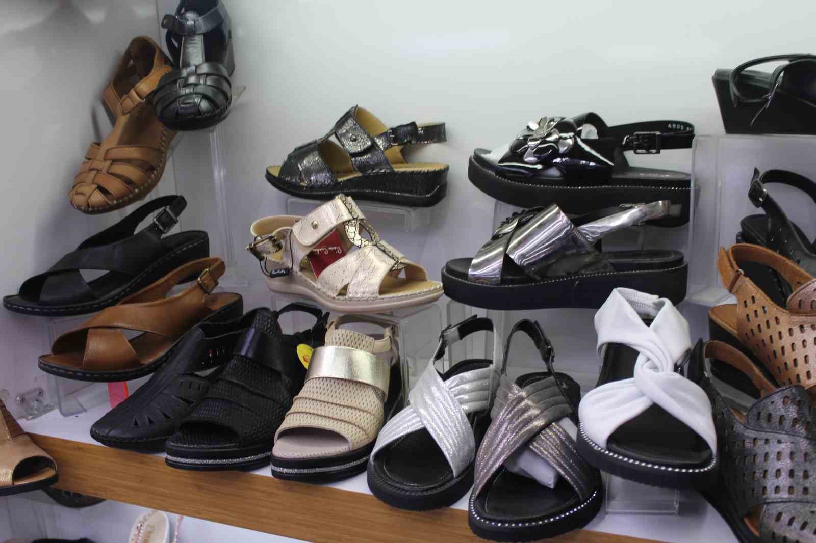 Ayak sağlığına dikkat edenler ortopedik ayakkabıları tercih ediyor