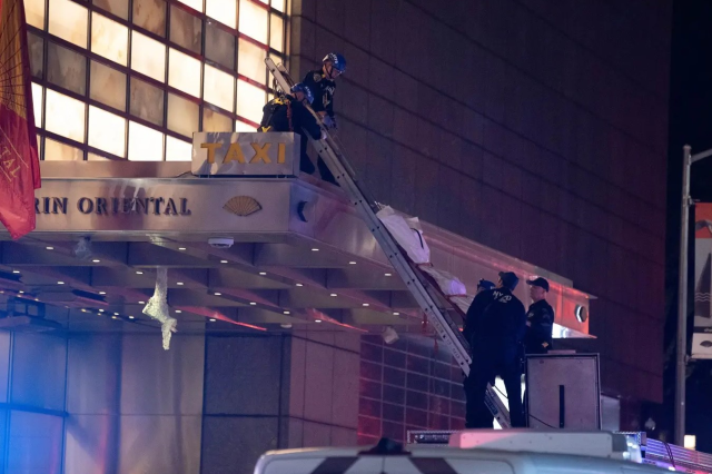 New York'ta beş yıldızlı otelin çatısından atlayan adamın vücudu cam tenteye çarparak ikiye ayrıldı