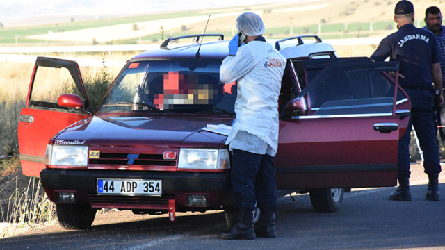 Sivas'ta park halindeki otomobilden iki ceset çıktı