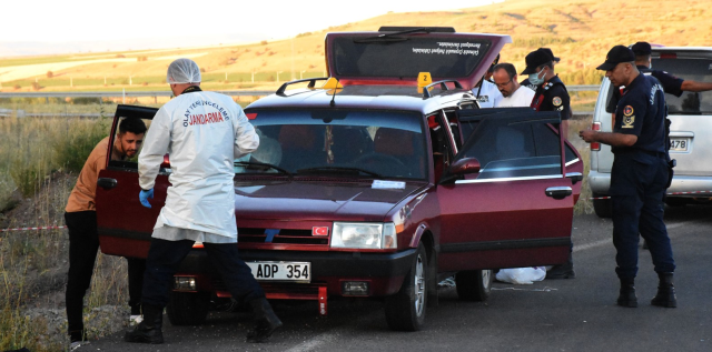 Sivas'ta park halindeki otomobilden iki ceset çıktı