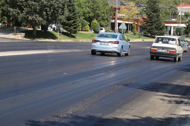 Termometreler 40 dereceyi aştı, karayolunda sürücüler asfalta yapıştı