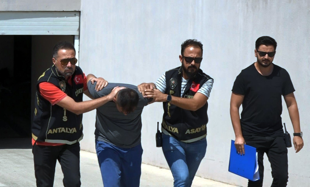 Antalya'da zincir marketin deposunda eşini bıçaklayarak öldüren zanlı tutuklandı