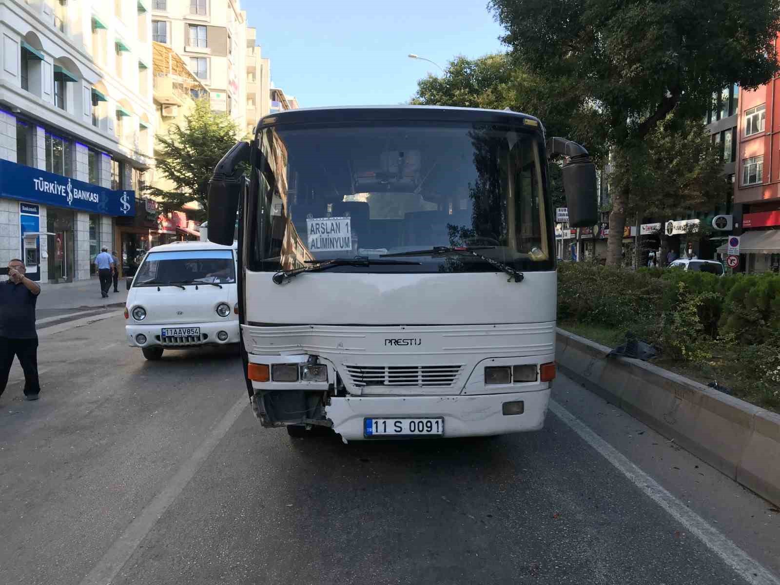 Bilecik’te minibüs ile otomobilin çarpışması sonucu 2 kişi yaralandı