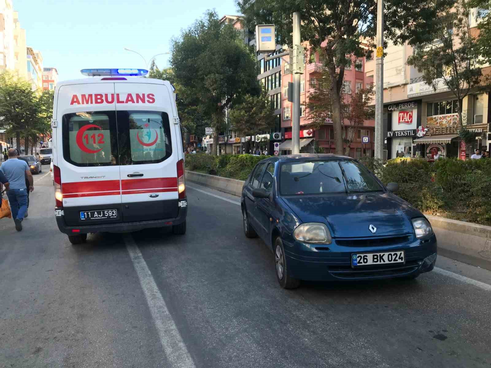 Bilecik’te minibüs ile otomobilin çarpışması sonucu 2 kişi yaralandı