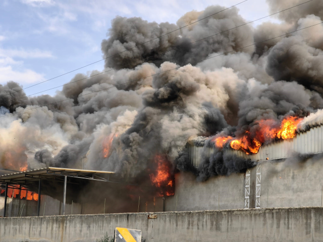 Son Dakika: Bursa'nın İnegöl ilçesinde fabrika yangını! Alevler çevredeki 3 fabrikaya daha sıçradı, dumandan etkilenenler var