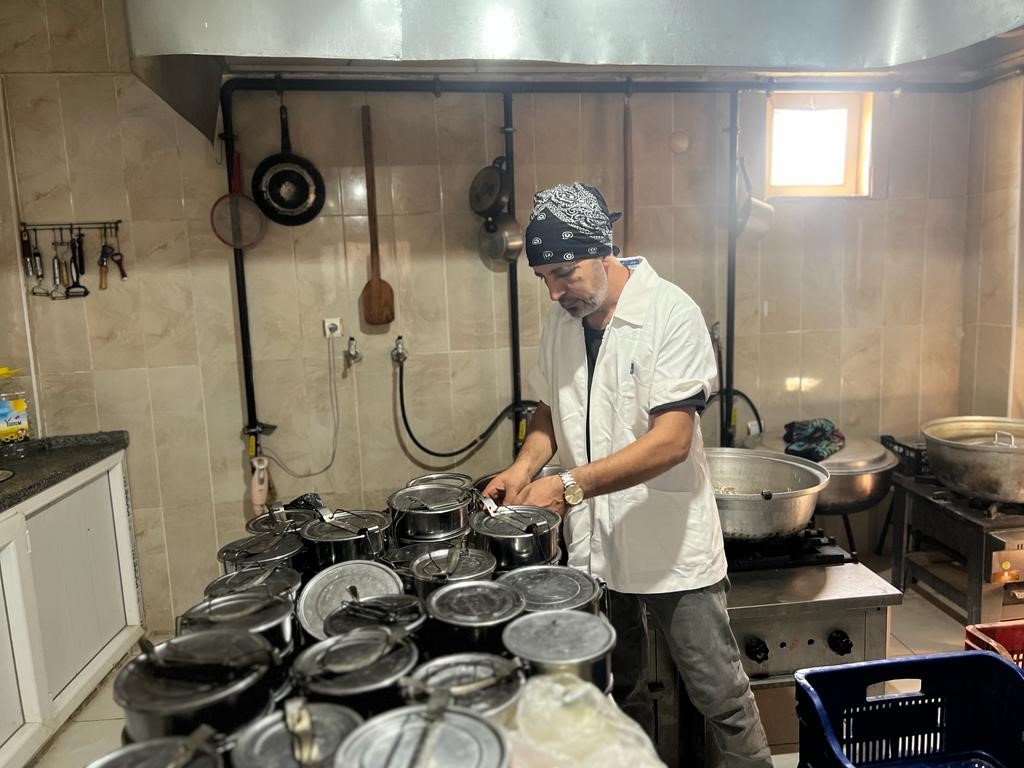 Emet’te aşevinden ihtiyaç sahibi 115 kişinin evlerine sıcak yemek
