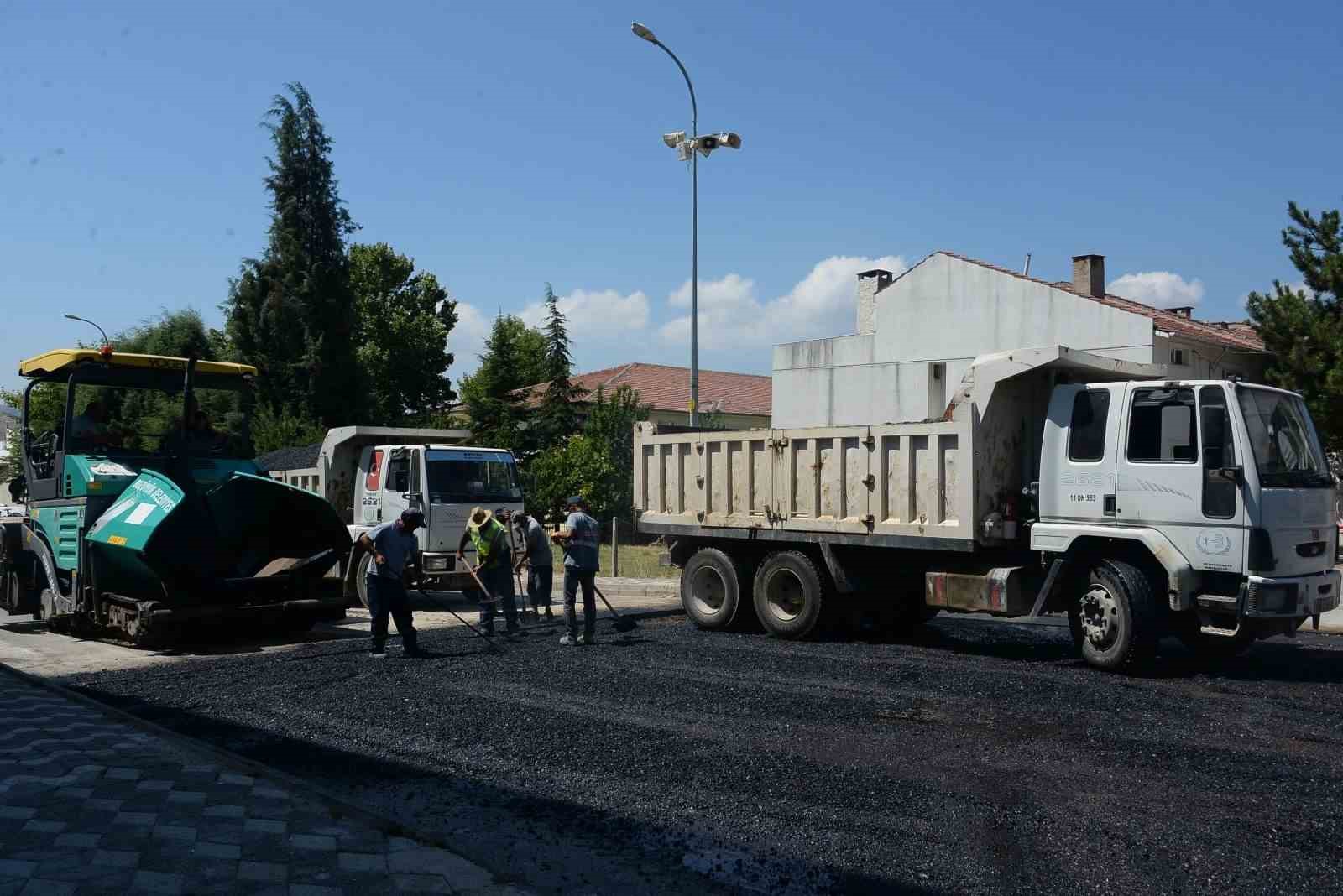 Başkan Bakkalcıoğlu 4 Eylül Mahallesi’ndeki asfalt çalışmalarını yerinde inceledi