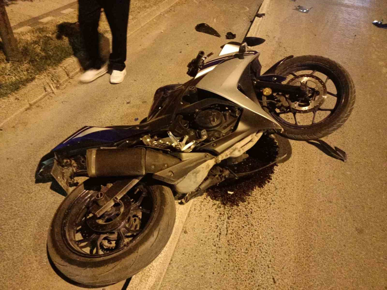Çarpışan iki motosikletten biri parçalandı, 4 kişi yaralandı