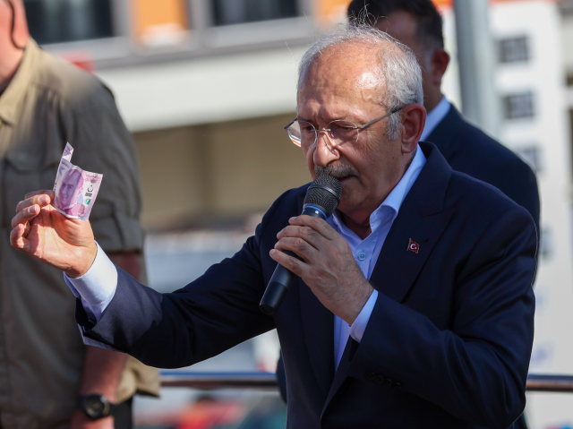 Kılıçdaroğlu, elindeki 200 TL'lik banknotla vatandaşlara seslendi: Asıl zammı seçimden sonra göreceksiniz