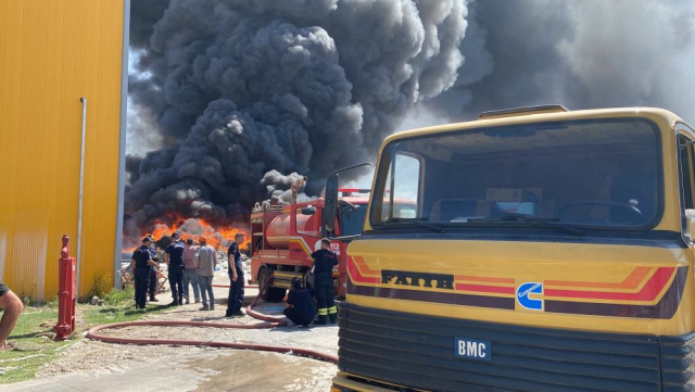 Aksaray'da geri dönüşüm tesisinde yangın! Fenalık geçiren 3 itfaiye eri hastaneye kaldırıldı