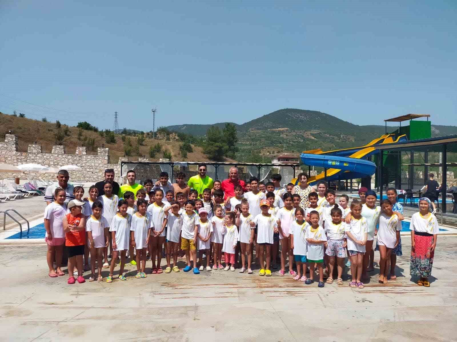Bayırköy’de 110 çocuk yüzme öğreniyor