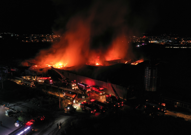 İnegöl'deki fabrika yangını büyüyor! Alevler 9 fabrikaya daha sıçradı