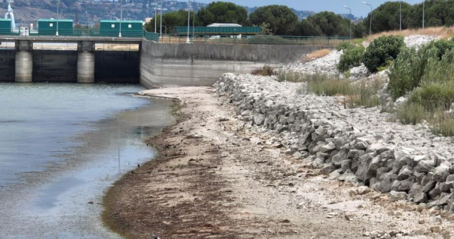 İstanbul için alarm zilleri çalıyor! Büyükçekmece Gölü'nde çekilme sonrası kara parçaları ortaya çıktı