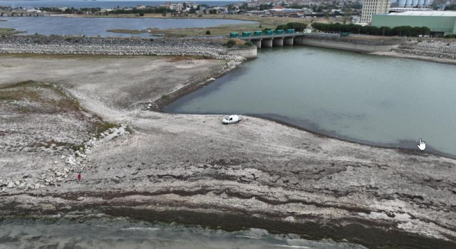 İstanbul için alarm zilleri çalıyor! Büyükçekmece Gölü'nde çekilme sonrası kara parçaları ortaya çıktı