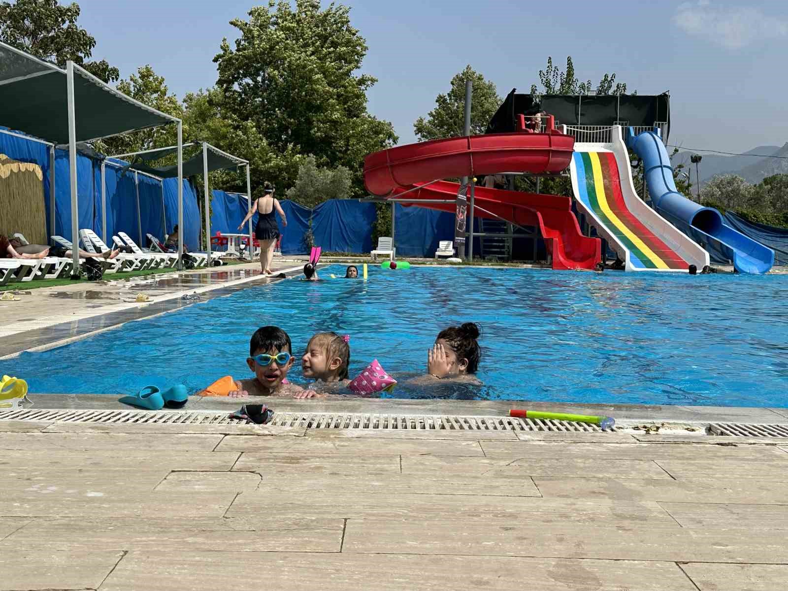 (ÖZEL) Türkiye’nin en sıcak yerinde havuz keyfi