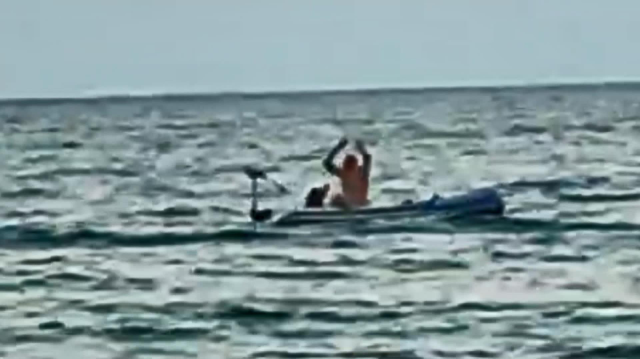 Denizin ortasında bottaki kadını darbeden şahıs gözaltına alındı