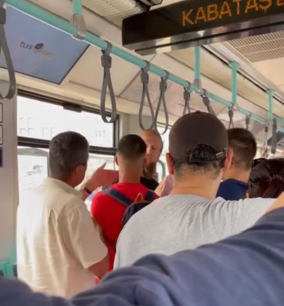 Tramvayda yanlış anlaşılma kavgası! Akbil basmadığını iddia ettikleri turisti yaka paça dışarı attılar