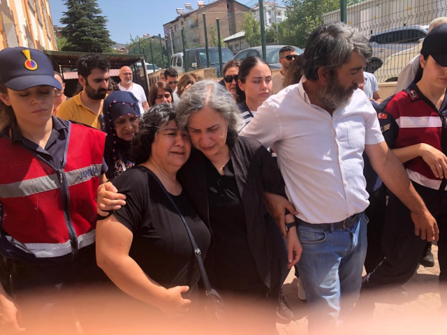 Tutuklu eski belediye başkanı Gülten Kışanak, ablasının cenazesine katıldı