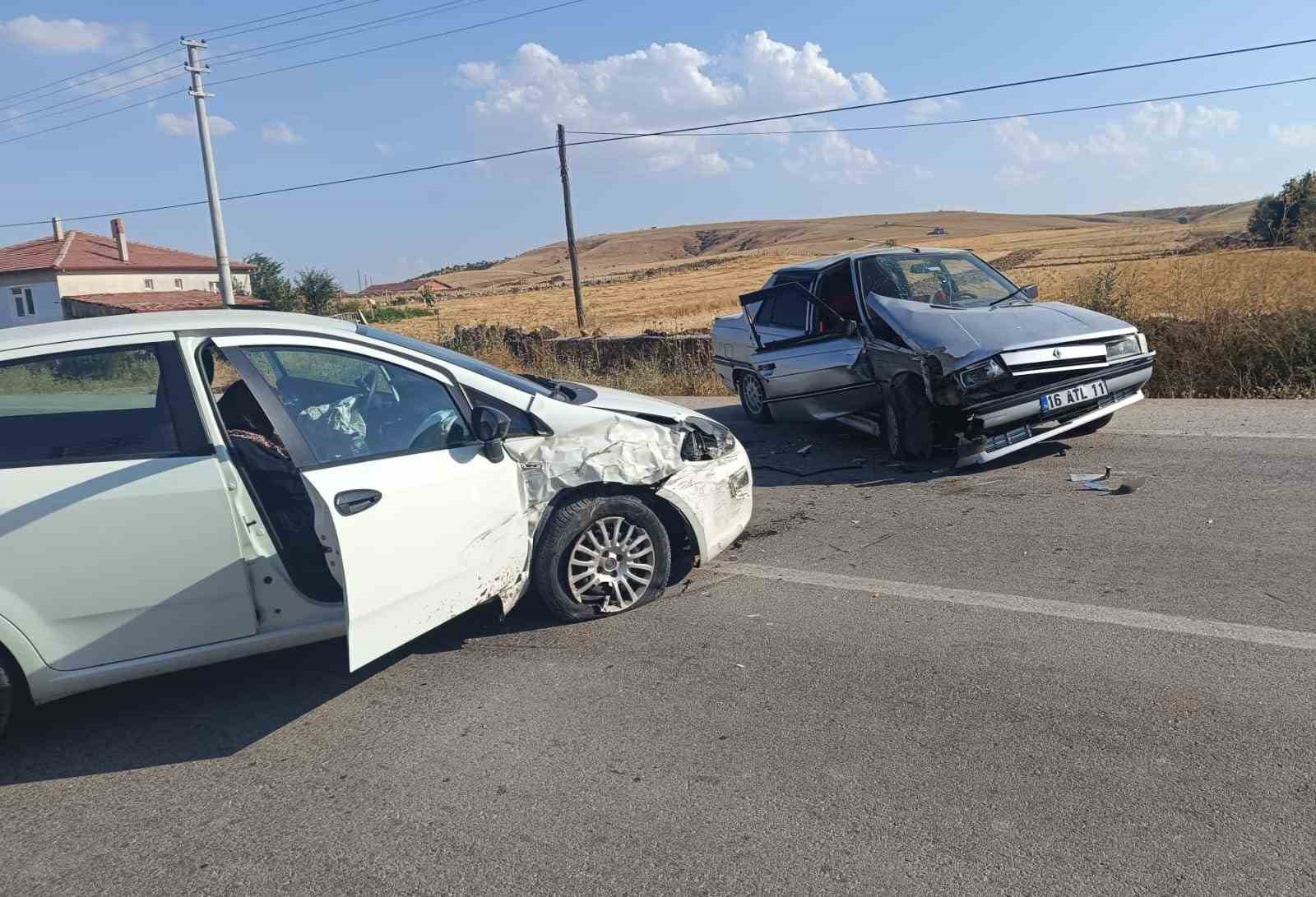 Otomobillerin kafa kafaya çarpıştığı kazada 2 kişi yaralandı