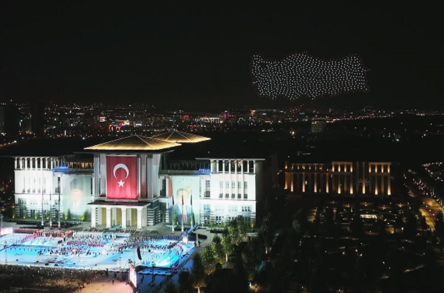 Cumhurbaşkanlığı Külliyesi'nde 1200 drone ile gerçekleştirilen ışık gösterisi 100. Yıl Marşı'na eşlik etti